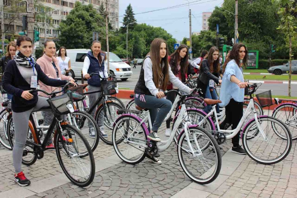 Voluntarele PROEDUS promovează sportul cu ,,Biciclete pentru Fete”